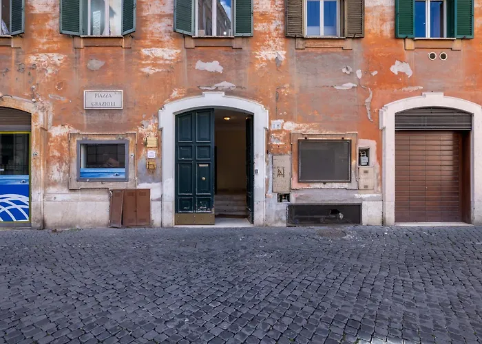 Charming With View In The Heart Of Apartment Rom